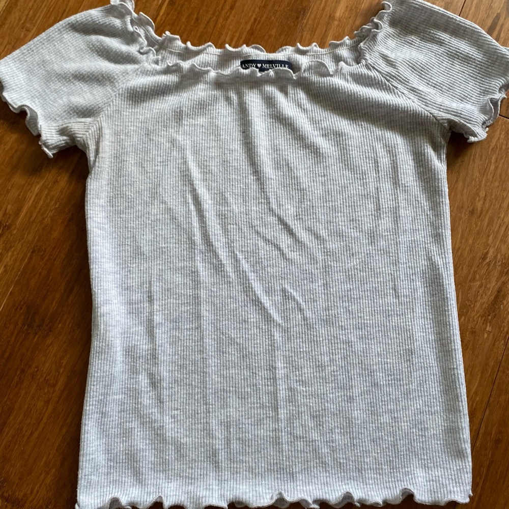 Brandy Melville < Tee